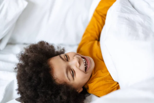 Schwarzer Lockenkopf Lacht Während Sich Hause Bett Lustig Macht — Stockfoto