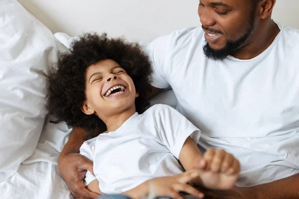 Schwarzer Vater Und Sohn Lachen Während Sie Sich Hause Bett — Stockfoto