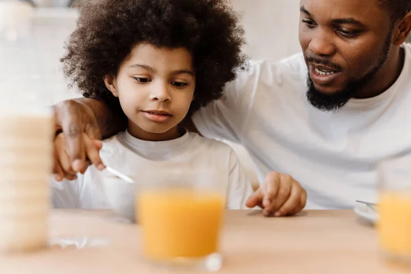 Μαύρος Πατέρας Και Γιος Παίρνουν Πρωινό Ενώ Κάθονται Στο Τραπέζι — Φωτογραφία Αρχείου