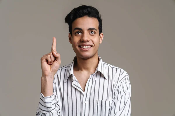 Morena Hispânico Homem Camisa Sorrindo Apontando Dedo Para Cima Isolado — Fotografia de Stock