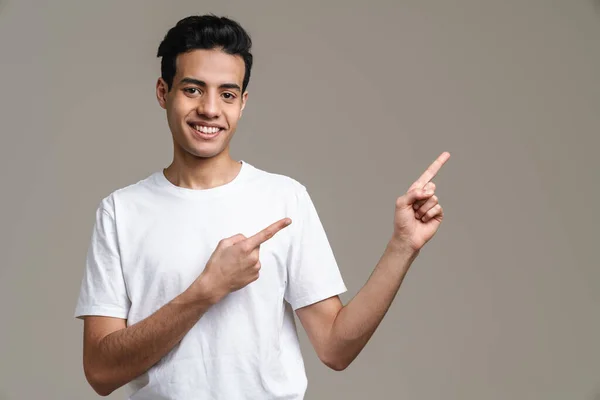 Hombre Hispano Morena Camiseta Sonriendo Señalando Con Dedo Lado Aislado —  Fotos de Stock