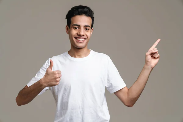 Brunett Hispanic Man Visar Tummen Upp Och Pekar Finger Sidan — Stockfoto