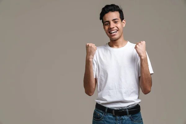 Sorrindo Jovem Morena Homem Shirt Sobre Fundo Parede Cinza Celebrando — Fotografia de Stock