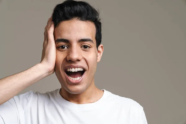Lächelnd Steht Ein Junger Brünetter Mann Shirt Über Grauem Wandhintergrund — Stockfoto