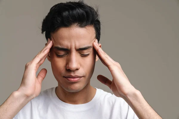 Hombre Hispano Morena Con Dolor Cabeza Frunciendo Ceño Frotando Sus — Foto de Stock