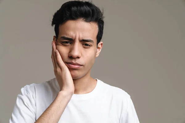 Morena Hispânico Homem Com Dor Dente Franzindo Testa Esfregando Sua — Fotografia de Stock