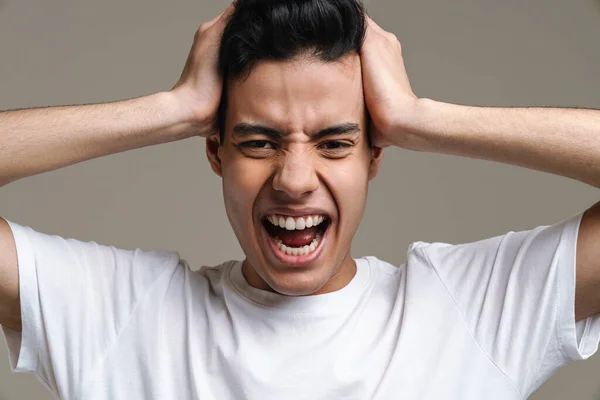 Irritado Hombre Hispano Camiseta Gritando Sosteniendo Cabeza Aislada Sobre Fondo — Foto de Stock