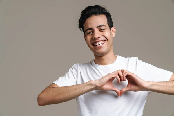 Brunett Hispanic Man Shirt Ler Och Visar Hjärta Gest Isolerad — Stockfoto