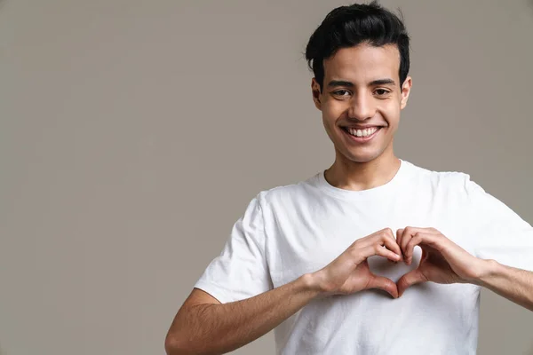 Brunett Hispanic Man Shirt Ler Och Visar Hjärta Gest Isolerad — Stockfoto