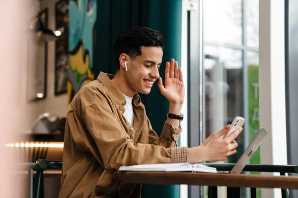 Ung Leende Latinamerikansk Man Student Sitter Vid Cafébordet Med Bärbar — Stockfoto