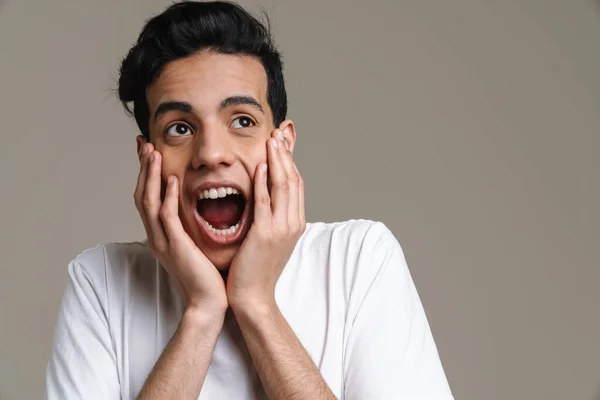 Spannende Spaanse Man Shirt Die Zijn Verbazing Uitte Camera Geïsoleerd — Stockfoto