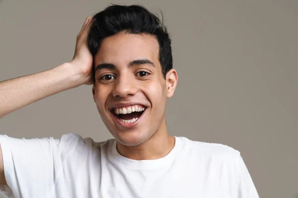 Morena Hispânico Homem Shirt Sorrindo Olhando Para Câmera Isolada Sobre — Fotografia de Stock