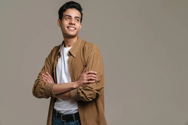 Brünette Hispanische Mann Hemd Lächelnd Und Blick Zur Seite Isoliert — Stockfoto
