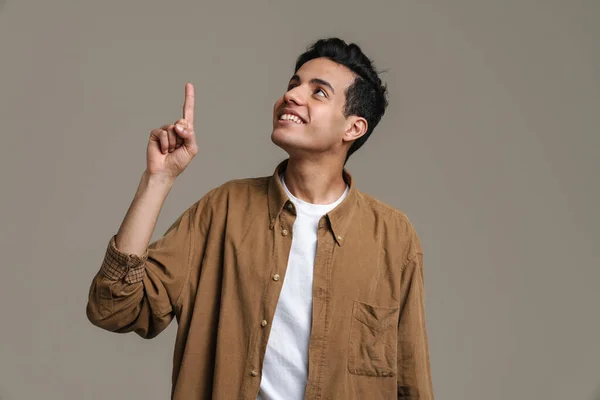 Brünette Hispanische Mann Hemd Lächelt Und Zeigt Mit Dem Finger — Stockfoto