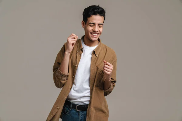 Morena Hispânico Homem Camisa Sorrindo Enquanto Dança Isolado Sobre Fundo — Fotografia de Stock