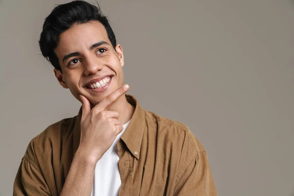 Brunette Latino Man Shirt Glimlachen Kijken Opzij Geïsoleerd Grijze Achtergrond — Stockfoto