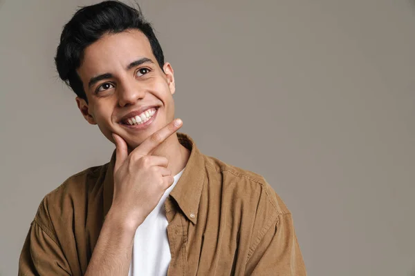 Morena Hispânico Homem Camisa Sorrindo Olhando Para Lado Isolado Sobre — Fotografia de Stock