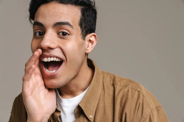 Sorrindo Animado Jovem Morena Homem Shirt Sobre Fundo Parede Cinza — Fotografia de Stock