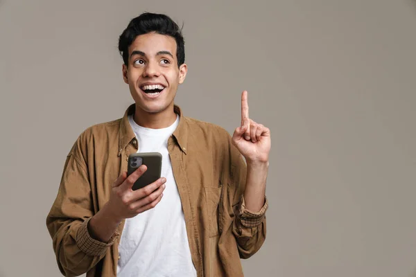 Sorrindo Jovem Morena Homem Shirt Sobre Fundo Parede Cinza Segurando — Fotografia de Stock