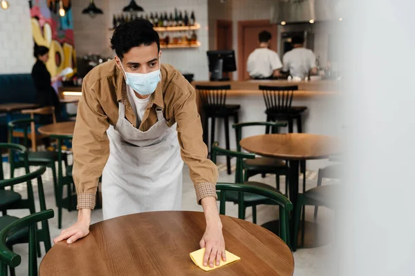 Jeune Serveur Hispanique Désinfectant Table Dans Café Tout Portant Masque — Photo