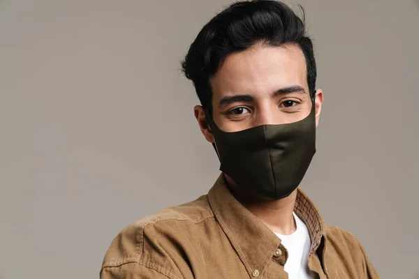 Brünette Hispanische Mann Mit Gesichtsmaske Blick Auf Kamera Isoliert Über — Stockfoto