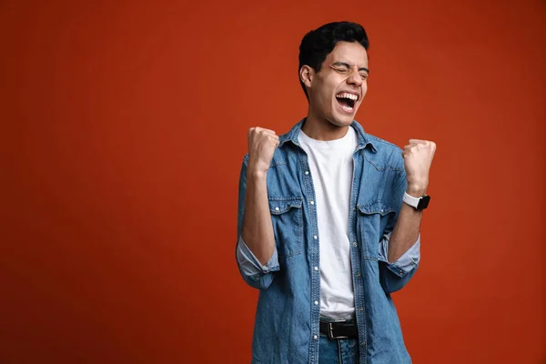 Emocionado Hombre Hispano Con Camisa Gritando Mientras Hace Gesto Ganador — Foto de Stock