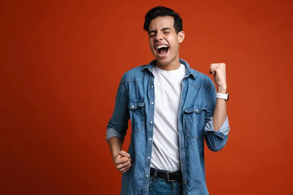 Homem Hispânico Excitado Camisa Gritando Enquanto Faz Gesto Vencedor Isolado — Fotografia de Stock