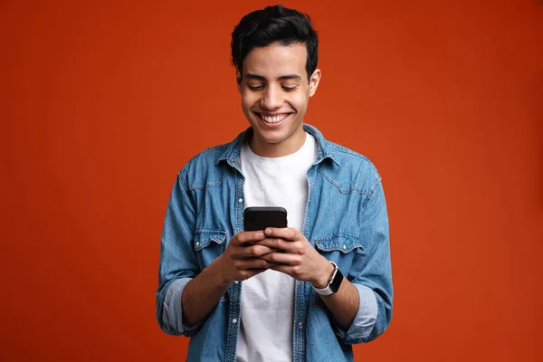 Brunette Hispanik Pria Kemeja Tersenyum Dan Menggunakan Ponsel Terisolasi Atas — Stok Foto