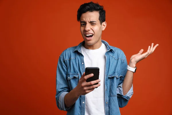 Brunett Hispanic Man Skjorta Gester Och Använda Mobiltelefon Isolerad Över — Stockfoto