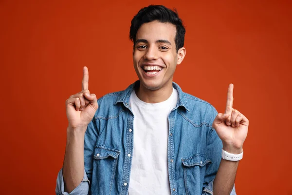 Brunett Hispanic Man Skjorta Ler Och Pekar Finger Uppåt Isolerad — Stockfoto