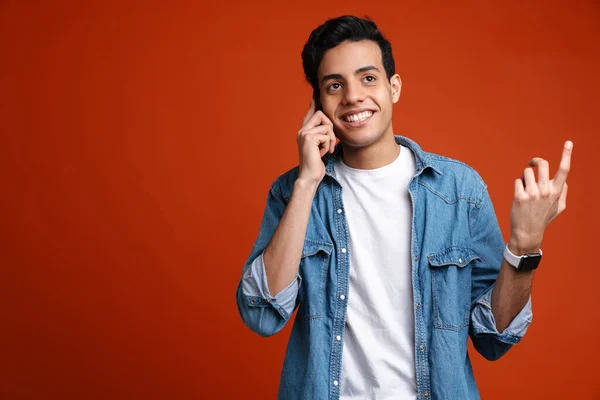 Morena Hispânico Homem Camisa Gesticulando Falando Celular Isolado Sobre Fundo — Fotografia de Stock