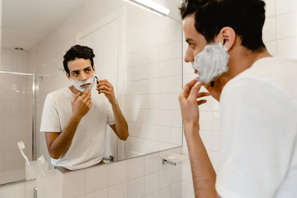 Mladý Hispánec Holí Obličej Zrcadla Uvnitř — Stock fotografie
