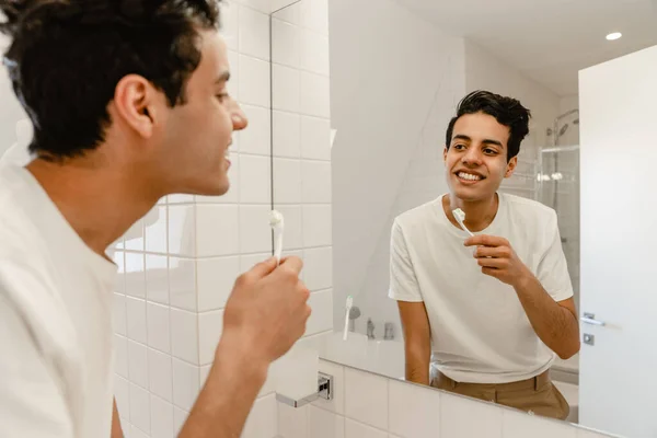 Usmívající Mladý Hispánec Čistí Zuby Koupelně Zrcadlo — Stock fotografie