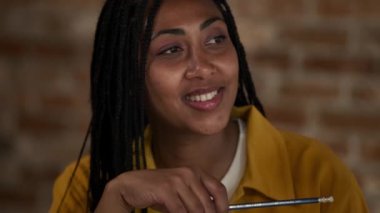 Ofisteki bir grup konferansında masa başında oturan güzel Afro-Amerikalı iş kadınlarının yakın çekim yan görüntüsü.