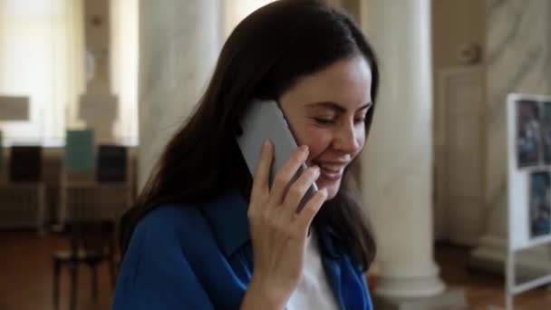 Una Hermosa Mujer Está Hablando Teléfono Inteligente Caminando Tirar Sala — Vídeos de Stock