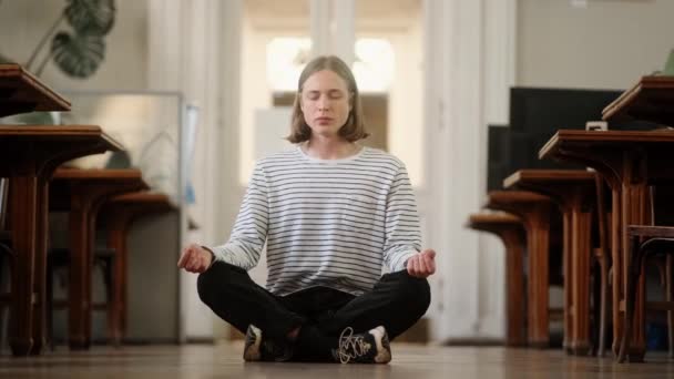 Hombre Tranquilo Con Los Ojos Cerrados Está Sentado Pose Yoga — Vídeo de stock