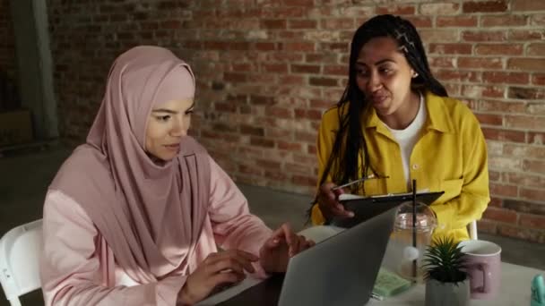 Una Hermosa Mujer Negocios Árabe Americana Sentada Junto Escritorio Hablando — Vídeo de stock