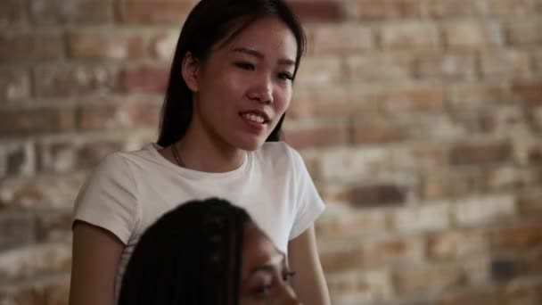 Una Hermosa Mujer Negocios Coreana Está Trabajando Con Sus Colegas — Vídeo de stock