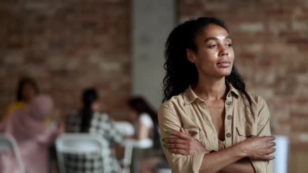 Uma Empresária Afro Americana Confiante Está Posando Para Câmera Enquanto — Vídeo de Stock