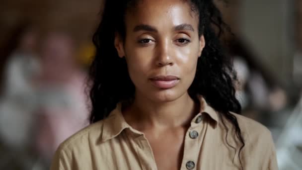 Een Close Van Een Mooie Afro Amerikaanse Zakenvrouw Kijkt Naar — Stockvideo