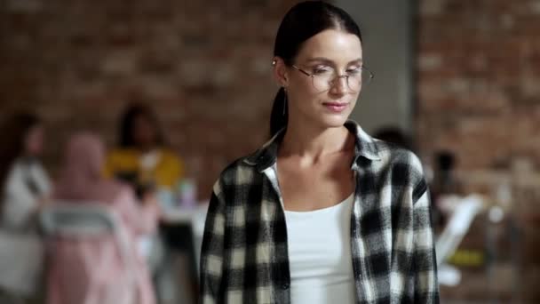 Una Hermosa Mujer Negocios Caucásica Con Gafas Está Mirando Cámara — Vídeo de stock