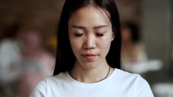 Μια Κοντινή Άποψη Μιας Χαρούμενης Νεαρής Κορεάτισσας Επιχειρηματία Ανοίγει Μάτια — Αρχείο Βίντεο