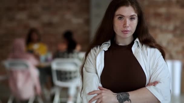 Een Jonge Zakenvrouw Poseert Voor Camera Een Zelfverzekerde Houding Het — Stockvideo