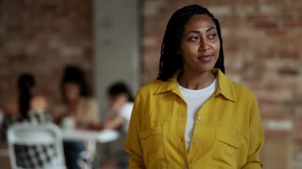 Een Vrolijke Afro Amerikaanse Zakenvrouw Een Geel Shirt Poseert Voor — Stockvideo