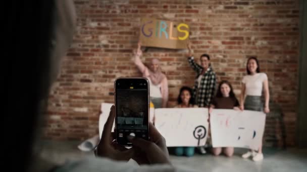 Mujeres Jóvenes Multinacionales Toman Fotos Sosteniendo Carteles Arte Sobre Poder — Vídeo de stock