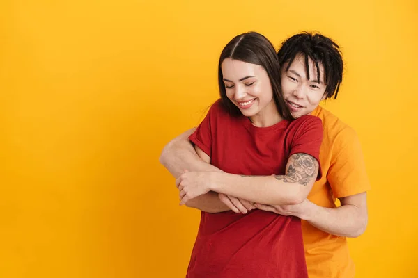 Glückliches Multiethnisches Paar Shirts Das Isoliert Vor Gelbem Hintergrund Steht — Stockfoto
