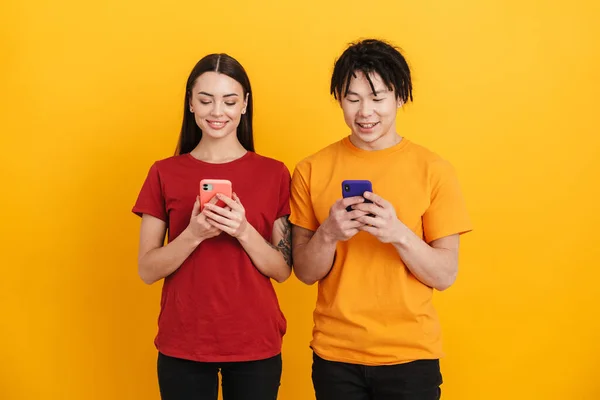 Feliz Casal Multiétnico Vestindo Camisetas Isolado Sobre Fundo Amarelo Usando — Fotografia de Stock