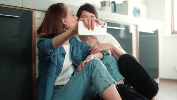 Härlig Leende Lgbt Par Flickor Tar Selfie Foto Med Smartphone — Stockvideo