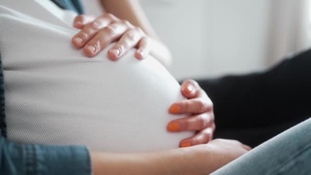 Uma Visão Lateral Close Uma Mãe Esperando Sentir Bebê Chutar — Vídeo de Stock