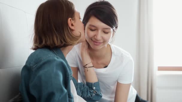 Vista Cerca Las Chicas Lesbianas Felices Esperando Bebé Besándose Vientre — Vídeos de Stock